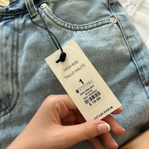 ✨BRAND NEW✨ Refuge Denim High Rise Mom Shorts // Size 1 - Picture 5 of 5